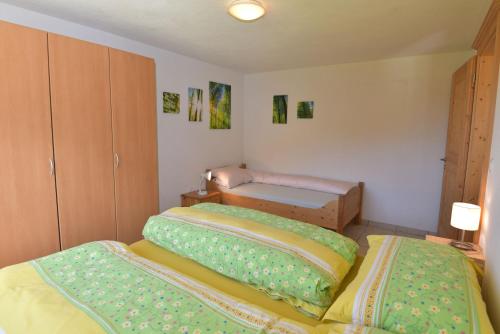 מיטה או מיטות בחדר ב-Monami Apartments Klosters, Apt. Villa Kunterbunt