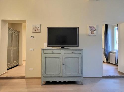 a tv sitting on top of a cabinet in a living room at Lo Stellario di Lucca in Lucca