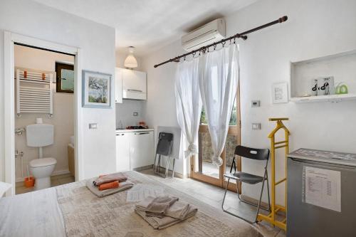 - un salon avec des toilettes et une fenêtre dans l'établissement Monolocale Arianna 1, à Polverara