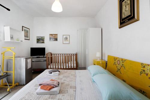 - une chambre avec un lit et un lit bébé dans l'établissement Monolocale Arianna 1, à Polverara