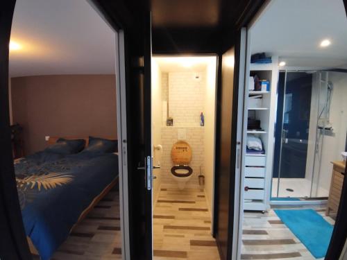 Habitación con cama y puerta de cristal en Chambre dans maison de campagne, en Bourg-des-Comptes