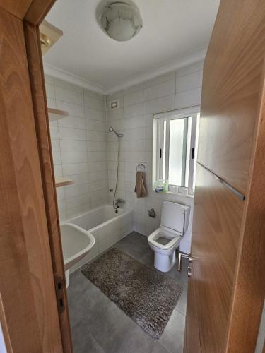 uma casa de banho com um WC, uma banheira e um lavatório. em Beautiful two bedroom in center Bugibba em St. Paul's Bay