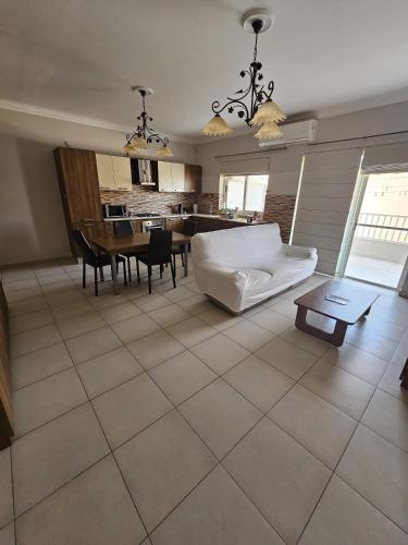 uma grande sala de estar com um sofá e uma mesa em Beautiful two bedroom in center Bugibba em St. Paul's Bay