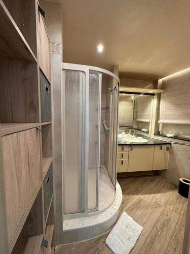 une salle de bain avec douche et lavabo dans l'établissement Cannes : Appartement rénové proche plage, à Cannes