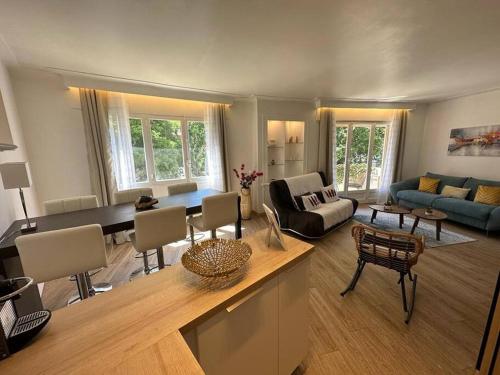 un salon avec un canapé et une table dans l'établissement Cannes : Appartement rénové proche plage, à Cannes