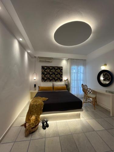 1 dormitorio con 1 cama grande, mesa y sillas en Sea View Apartments & Studios en Agia Anna Naxos