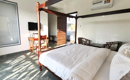 Ein Bett oder Betten in einem Zimmer der Unterkunft The Sky Imperial Pavoreal Jungle Resort