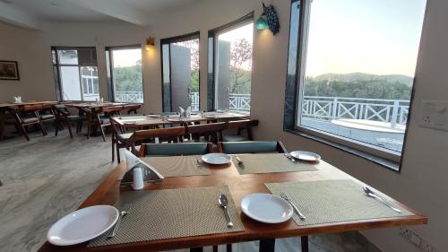 Ein Restaurant oder anderes Speiselokal in der Unterkunft The Sky Imperial Pavoreal Jungle Resort 