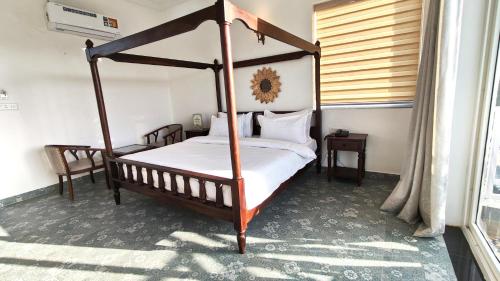 Ein Bett oder Betten in einem Zimmer der Unterkunft The Sky Imperial Pavoreal Jungle Resort