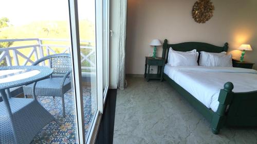 Ein Bett oder Betten in einem Zimmer der Unterkunft The Sky Imperial Pavoreal Jungle Resort