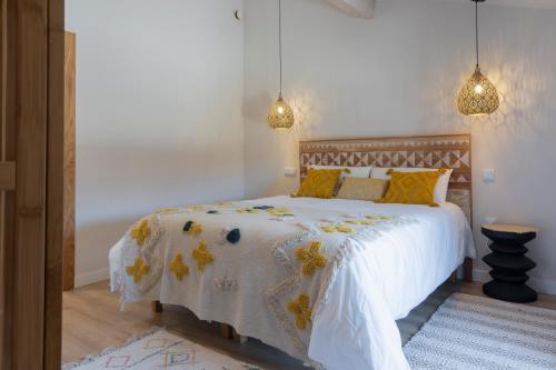 a bedroom with a bed with yellow pillows at Casa del Sol 55 in Cardeñadijo