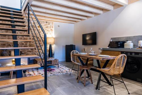 a kitchen and dining room with a table and chairs at Casa del Sol 55 in Cardeñadijo