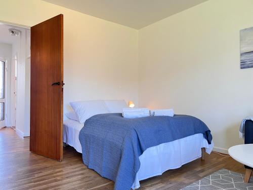 En eller flere senge i et værelse på One Bedroom Apartment In Rdovre, Trnvej 33a,