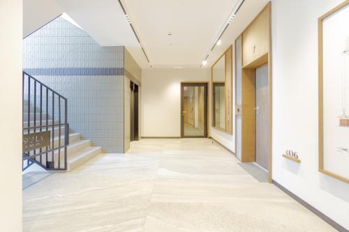 un couloir d'un immeuble avec un escalier dans l'établissement Roomsy - Scala, à Gdańsk