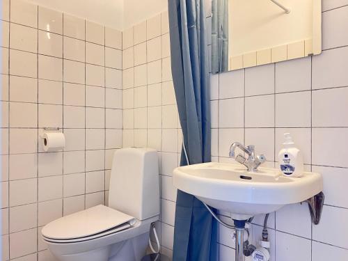 a bathroom with a toilet and a sink at One Bedroom Apartment In Rdovre, Trnvej 33a, in Rødovre