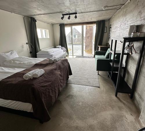 ein Hotelzimmer mit 2 Betten und einem Fenster in der Unterkunft Brú Country Estate in Selfoss