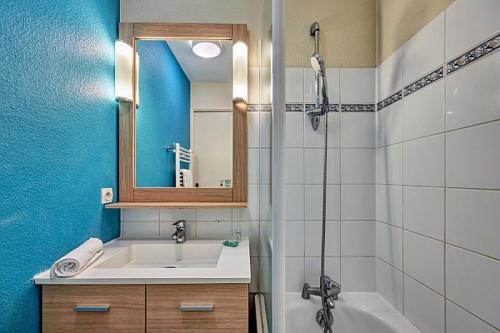 ディーブ・シュル・メールにあるResidence Port Guillaume - maeva Homeのバスルーム(シンク、シャワー、鏡付)