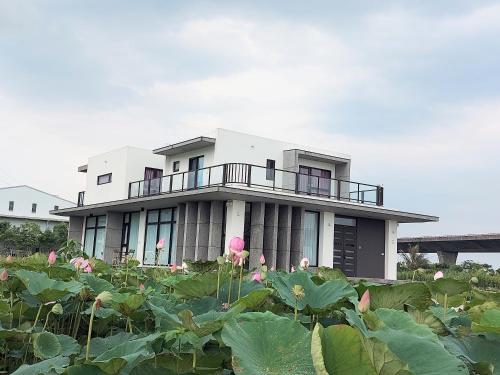 una casa con muchas plantas delante de ella en Xian Jing B&B, en Jiaoxi