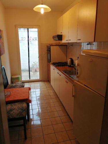 een kleine keuken met een koelkast en een tafel bij Apartman Ana - Supetar in Supetar