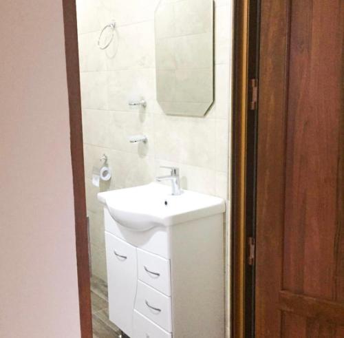 Honi في إيجيفان: حمام مع حوض أبيض ومرآة