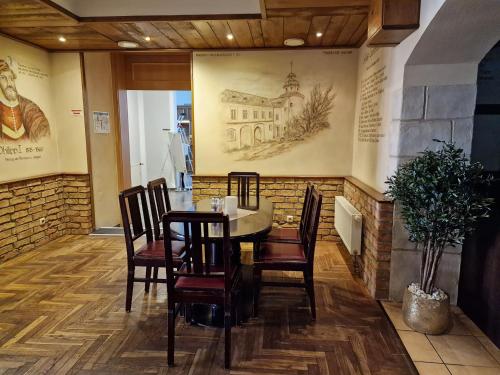 Een zitgedeelte bij Hotel Am Markt & Brauhaus Stadtkrug