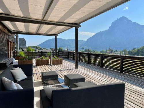 a balcony with a view of a mountain at Apartmenthotel 's Mitterndorf in Traunkirchen