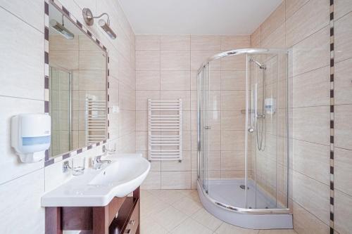 y baño con lavabo y ducha. en Villa Gronie Ski & Bike, en Szczyrk