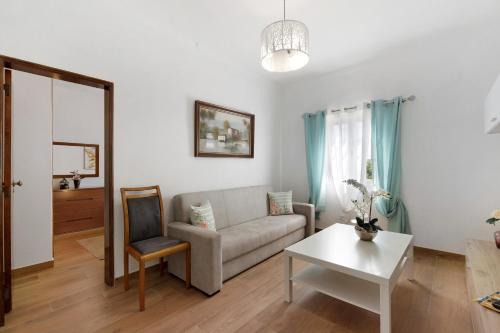 a living room with a couch and a table at Casa Verdelho in Palmela