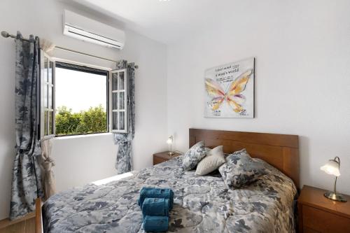 una camera da letto con un letto con un'immagine a farfalla sul muro di Casa Verdelho a Palmela