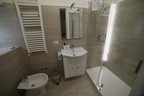 een badkamer met een wastafel, een toilet en een douche bij Appartamento con balcone in Ripacandida