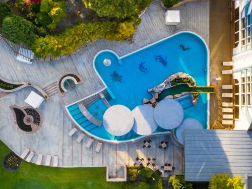Bazén v ubytovaní Hotel Carbona Thermal Spa alebo v jeho blízkosti