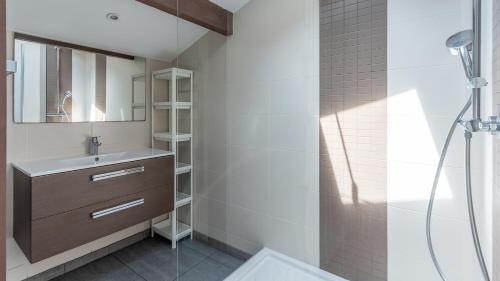 een badkamer met een wastafel en een douche bij Villa Hakuna Matata - 4 étoiles climatisée avec piscine in Saint-Médard-en-Jalles