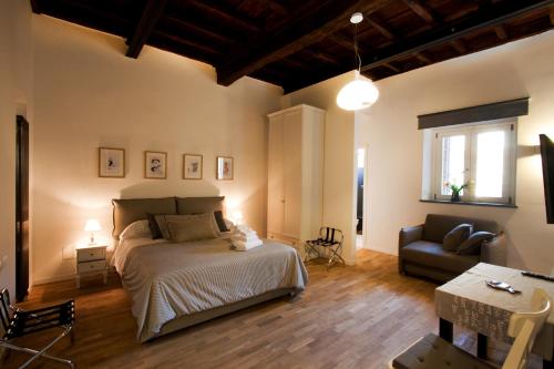 una camera con letto e divano di Apartment Ripa 17 a Roma