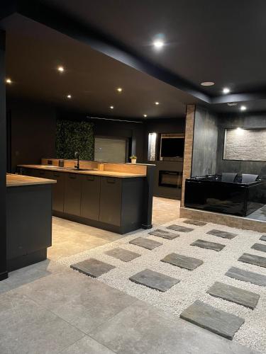 une grande cuisine avec évier et comptoir dans l'établissement Spa & Love Exotic - Balnéo - Sauna - Parking, à Clermont-Ferrand
