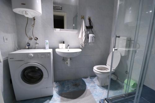 une salle de bain avec une machine à laver et un lavabo dans l'établissement Flat 23, à Belgrade