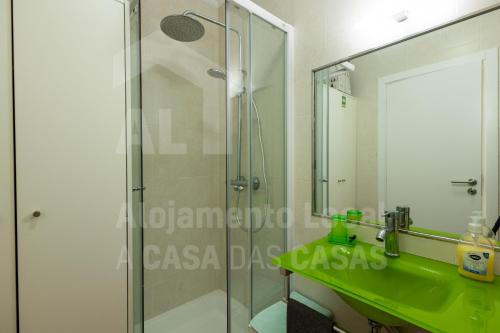 エリセイラにあるMar-à-Vista by AcasaDasCasasのバスルーム(緑のシンク、シャワー付)