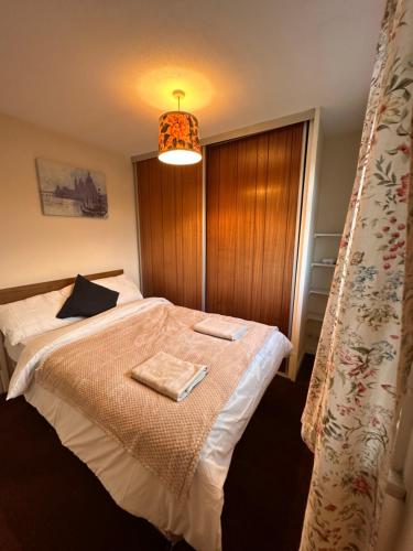 Tempat tidur dalam kamar di Rochester town centre beautiful 3-Bedroom House with garden
