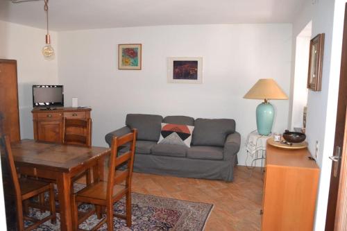 - un salon avec un canapé et une table dans l'établissement Casa tipica a Meride Al Punt da Gian, à Meride