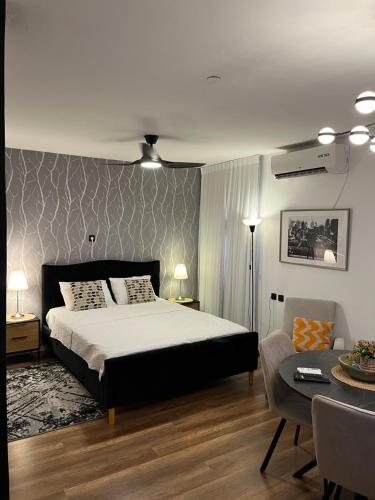 um quarto com uma cama, uma mesa e um sofá em דירת בוטיק Dnine7 em Haifa