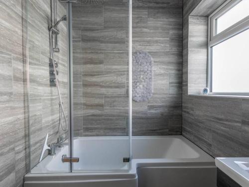 Koupelna v ubytování Seaside Family Bungalow for 5 people with garden and driveway parking