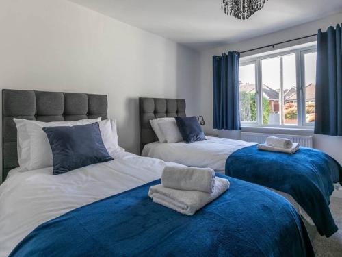 Postel nebo postele na pokoji v ubytování Seaside Family Bungalow for 5 people with garden and driveway parking