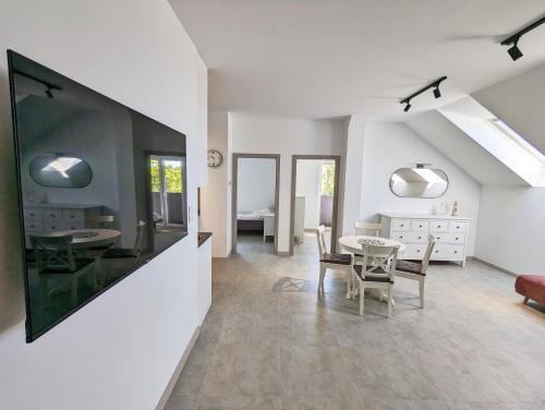 Μια τηλεόραση ή/και κέντρο ψυχαγωγίας στο Apartamenty Sarbinowo Mirror Reflection
