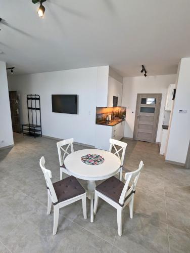 Η κουζίνα ή μικρή κουζίνα στο Apartamenty Sarbinowo Mirror Reflection