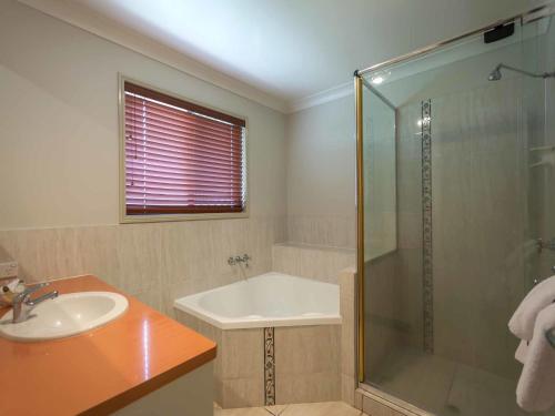 Een badkamer bij Annand Mews Apartments