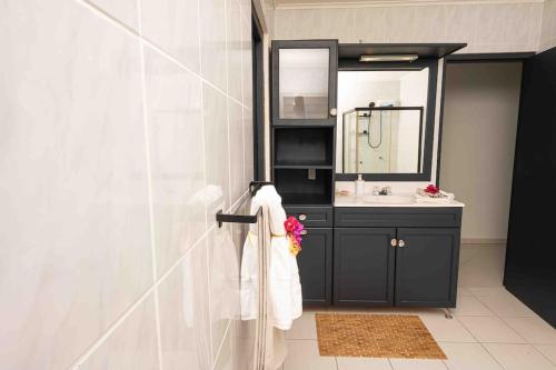 La salle de bains est pourvue d'un lavabo et d'un miroir. dans l'établissement Villa Bon Bon - Jan Thiel - Vista Royal, à Jan Thiel