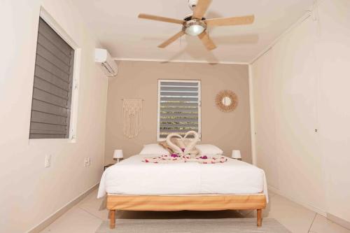 sypialnia z łóżkiem i wentylatorem sufitowym w obiekcie Villa Bon Bon - Jan Thiel - Vista Royal w mieście Jan Thiel