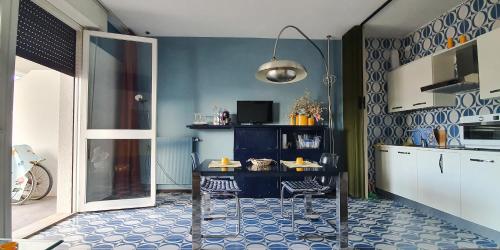 - une cuisine avec une table et des chaises dans la chambre dans l'établissement Casa sul mare anni 60, à Misano Adriatico