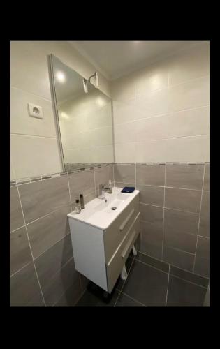 une salle de bain avec un lavabo blanc et un miroir dans l'établissement Frejus near sea, à Fréjus