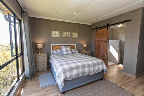 海姆維爾的住宿－Granny Smith Cottage，一间卧室设有一张床和一个步入式淋浴间。