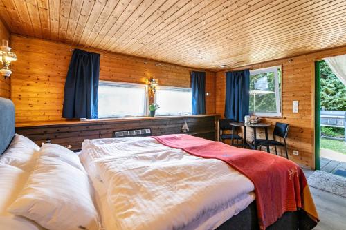 1 dormitorio con 1 cama en una habitación con paredes de madera en Garden House, en Kiel